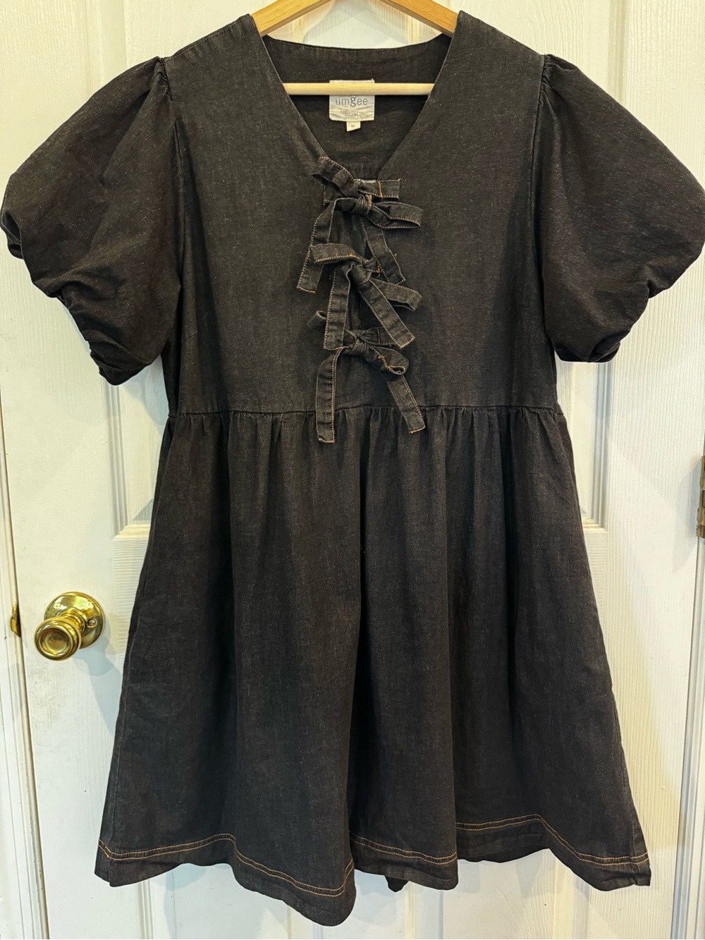 Umgee Dark Wash Denim Babydoll Dress Puff Sleeve Bow Front Size Medium Pockets